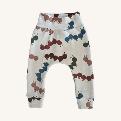 Broek met rupsjes